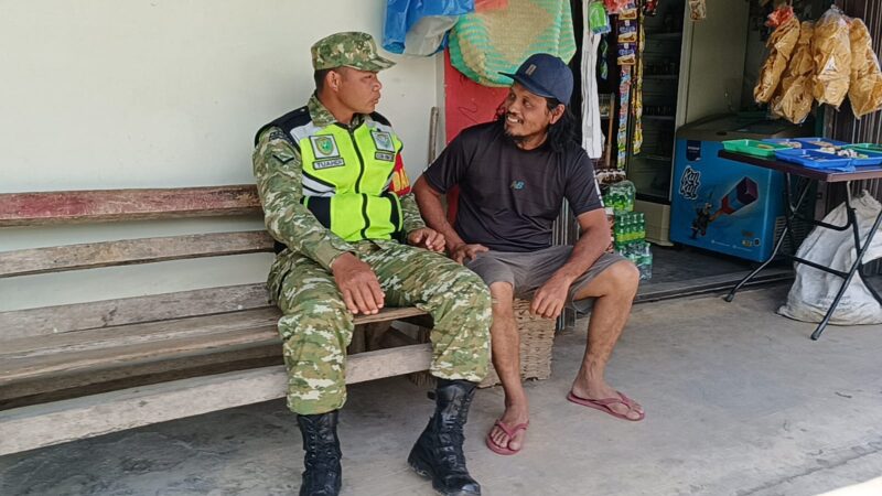 Babinsa Koramil 08/Silih Nara, Sertu Tuahdi, melaksanakan komunikasi sosial bersama masyarakat, Kamis (22/10/2026).dok:Ist