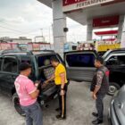 Kasat Reskrim Polres Bener Meriah Iptu Julpandi, S.E., M.H., bersama personel Satreskrim melakukan pengecekan stok BBM dan pengawasan kendaraan di salah satu SPBU di Kabupaten Bener Meriah, Jumat (23/10/2026), guna mengantisipasi kelangkaan dan penyalahgunaan BBM subsidi.dok:Ist