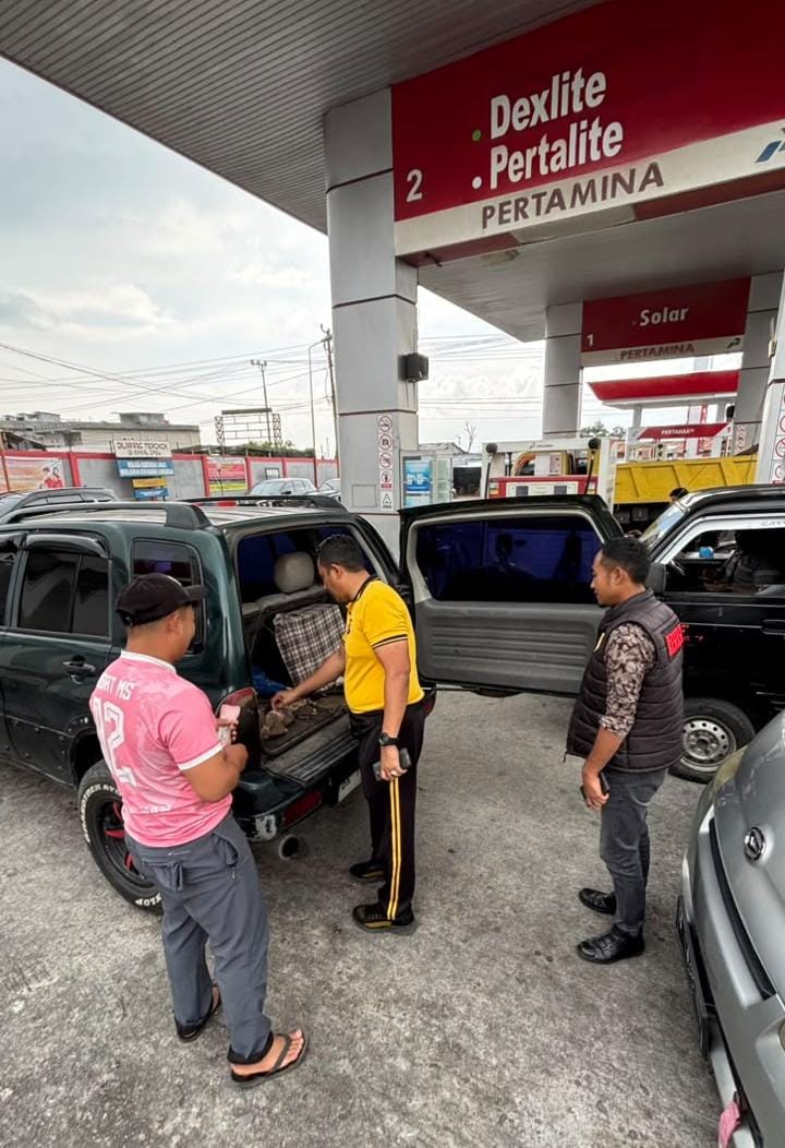 Kasat Reskrim Polres Bener Meriah Iptu Julpandi, S.E., M.H., bersama personel Satreskrim melakukan pengecekan stok BBM dan pengawasan kendaraan di salah satu SPBU di Kabupaten Bener Meriah, Jumat (23/10/2026), guna mengantisipasi kelangkaan dan penyalahgunaan BBM subsidi.dok:Ist