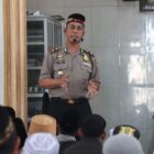 Wakapolres Bener Meriah Kompol Dr. Syabirin, S.H., M.Si., menyampaikan pesan-pesan kamtibmas kepada masyarakat dalam kegiatan Jumat Keliling di Masjid Al-Falah, Jumat (23/10/2026).dok:Ist