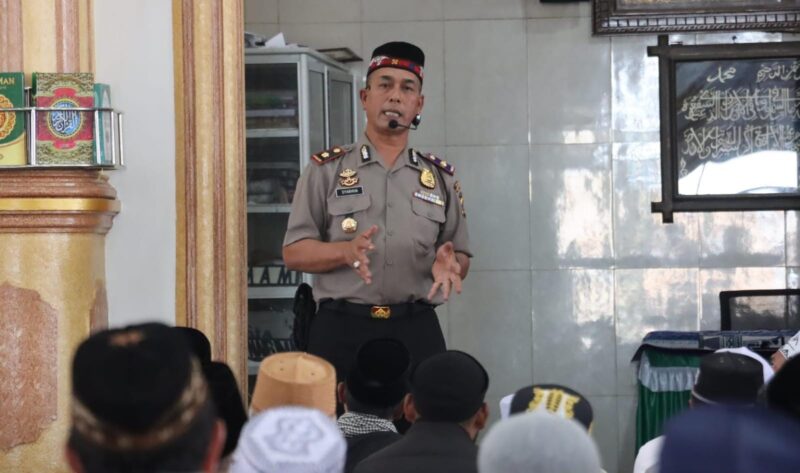 Wakapolres Bener Meriah Kompol Dr. Syabirin, S.H., M.Si., menyampaikan pesan-pesan kamtibmas kepada masyarakat dalam kegiatan Jumat Keliling di Masjid Al-Falah, Jumat (23/10/2026).dok:Ist