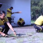 Kapolres Bener Meriah AKBP Ricky Nugraha, S.I.K., M.Si., bersama personel Polres dan Polsek melaksanakan gotong royong membersihkan lingkungan Masjid Al-Mukminun, Jumat (23/10/2026).dok:Ist