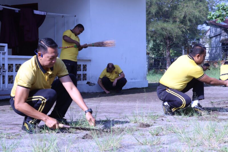 Kapolres Bener Meriah AKBP Ricky Nugraha, S.I.K., M.Si., bersama personel Polres dan Polsek melaksanakan gotong royong membersihkan lingkungan Masjid Al-Mukminun, Jumat (23/10/2026).dok:Ist