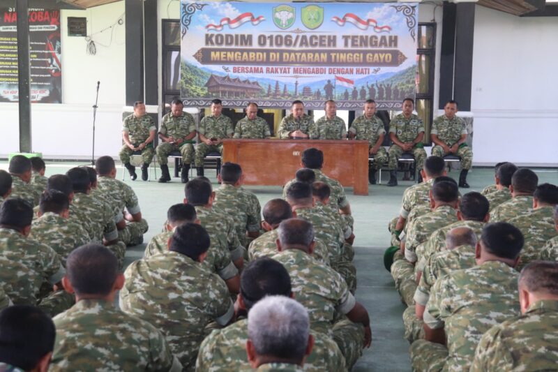 Dandim 0106/Aceh Tengah Letkol Czi Rudy Haryanto memberikan arahan kepada prajurit dalam kegiatan Jamdan di Makodim, Jumat (23/10/2026).dok:Ist
