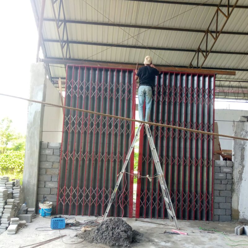 Pekerja melanjutkan pembangunan KDKMP Desa Gunung Suku yang telah mencapai progres 91,68 persen, Jumat (23/10/2026).dok:Ist