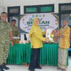 Danramil 04/Bintang Kapten Inf Khoirul Anam bersama ibu-ibu Persit menyerahkan paket sembako kepada masyarakat dalam kegiatan Jumat Berkah, Jumat (23/10/2026).dok: Ist