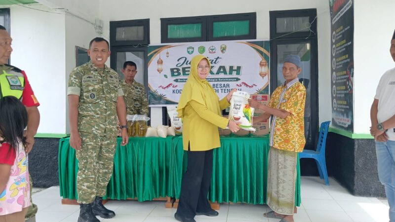 Danramil 04/Bintang Kapten Inf Khoirul Anam bersama ibu-ibu Persit menyerahkan paket sembako kepada masyarakat dalam kegiatan Jumat Berkah, Jumat (23/10/2026).dok: Ist 