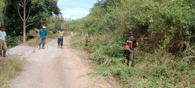 Masyarakat Desa Gunung Sayang membersihkan sisi kanan dan kiri badan jalan dalam kegiatan gotong royong massal, Sabtu (24/10/2026).dok:Ist