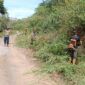 Masyarakat Desa Gunung Sayang membersihkan sisi kanan dan kiri badan jalan dalam kegiatan gotong royong massal, Sabtu (24/10/2026).dok:Ist