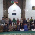 Kapolsek Bandar IPTU Dede Moerdhany, S.H., bersama personel Polsek Bandar dan masyarakat berfoto bersama usai kegiatan Subuh Keliling di Meunasah An-Nur, Kampung Simpang Utama, Sabtu (24/10/2026).dok:Ist