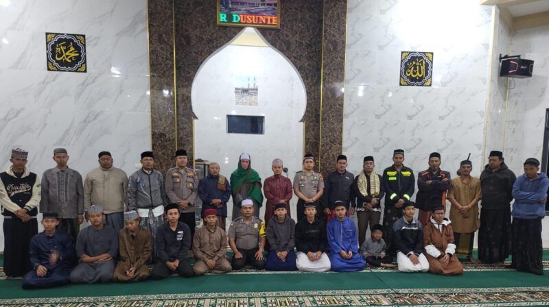 Kapolsek Bandar IPTU Dede Moerdhany, S.H., bersama personel Polsek Bandar dan masyarakat berfoto bersama usai kegiatan Subuh Keliling di Meunasah An-Nur, Kampung Simpang Utama, Sabtu (24/10/2026).dok:Ist