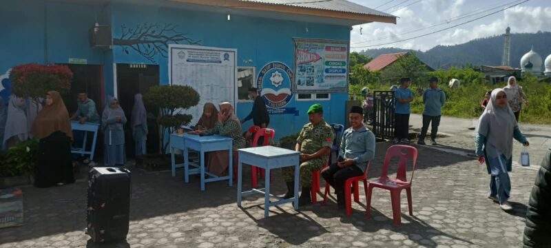 Babinsa Koramil 02/Bebesen, Kopka Thomas Hendro, menghadiri kegiatan Marketday di Sekolah Dasar Islam Terpadu (SDIT) Takengon, Desa Empus Talu, Sabtu (24/10/2026).dok:Ist