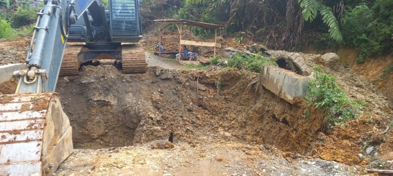 Alat berat sedang melakukan pembongkaran jembatan lama di Dusun Keding Karang, Desa Merah Said, Kecamatan Jagong Jeget, Sabtu (24/10/2026).dok:Ist