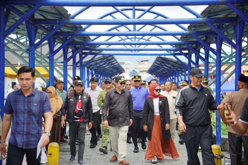 Bupati Aceh Tengah, Haili Yoga, membuka lomba perahu tradisional dan tarik tambang perahu di Dermaga Alfitrah, Kampung Keramat Mupakat, Kecamatan Bebesen, Sabtu (24/10/2026),foto:Doc.rizkan/acehnow.com