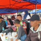 Sertu Zikran, melaksanakan pengamanan kegiatan motor cross di lapangan Desa Atu Lintang, Minggu (25/10/2026).dok:Ist