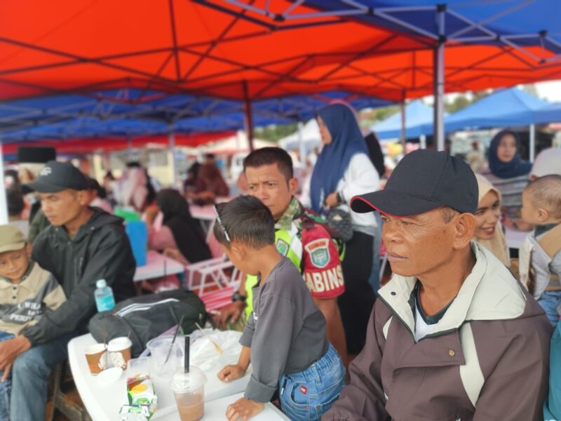 Sertu Zikran, melaksanakan pengamanan kegiatan motor cross di lapangan Desa Atu Lintang, Minggu (25/10/2026).dok:Ist