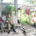 Bati Tuud Koramil 03/Pegasing Kodim 0106/Aceh Tengah, Serma Iwan, melaksanakan komunikasi sosial (Komsos) bersama masyarakat, Senin (26/10/2026).dok:Ist
