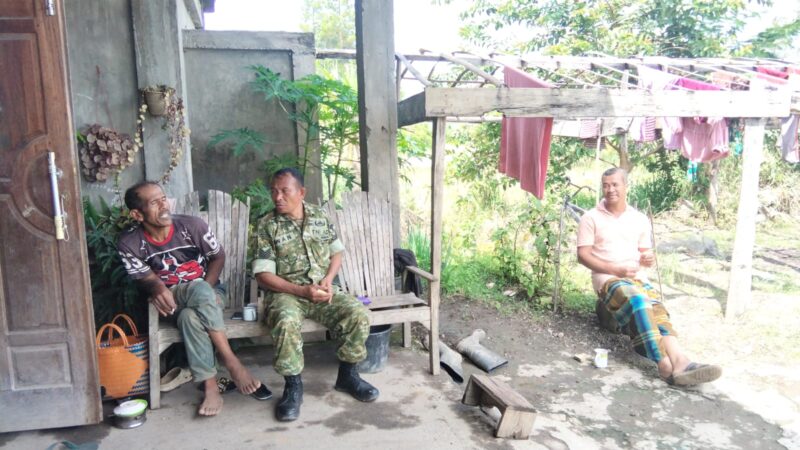 Bati Tuud Koramil 03/Pegasing Kodim 0106/Aceh Tengah, Serma Iwan, melaksanakan komunikasi sosial (Komsos) bersama masyarakat, Senin (26/10/2026).dok:Ist