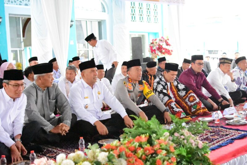 Wakil Gubernur Aceh H. Fadhlullah bersama Bupati Aceh Tengah Haili Yoga dan Wakil Bupati Muchsin Hasan menghadiri Peringatan Maulid Nabi Muhammad SAW 1448 Hijriah di Masjid Quba, Kecamatan Bebesen, Aceh Tengah, Senin (26/10/2026).foto:doc, rizkan/Acehnow.com