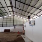 Pekerja memasang unit CCTV di KDKMP Desa Pondok Balik, Selasa (27/10/2026).dok:Ist