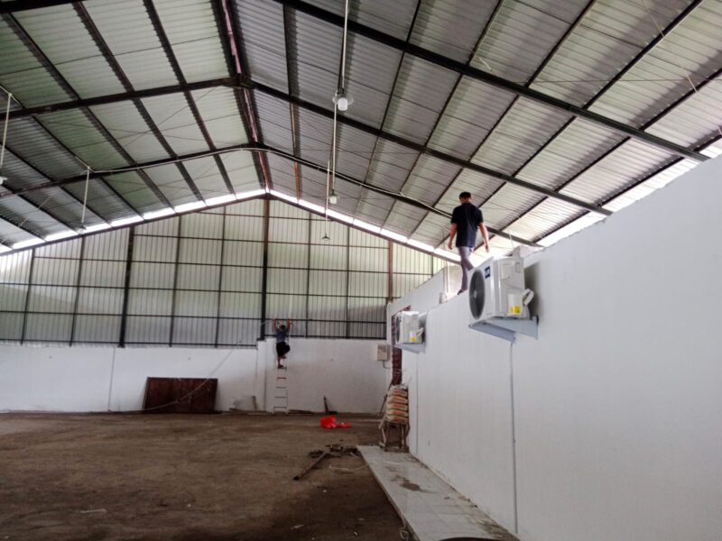 Pekerja memasang unit CCTV di KDKMP Desa Pondok Balik, Selasa (27/10/2026).dok:Ist
