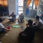 Babinsa Koramil 03/Pegasing Sertu Sukarsono melaksanakan Komsos bersama aparatur Kampung Tebes Lues, Selasa (27/10/206).dok:Ist