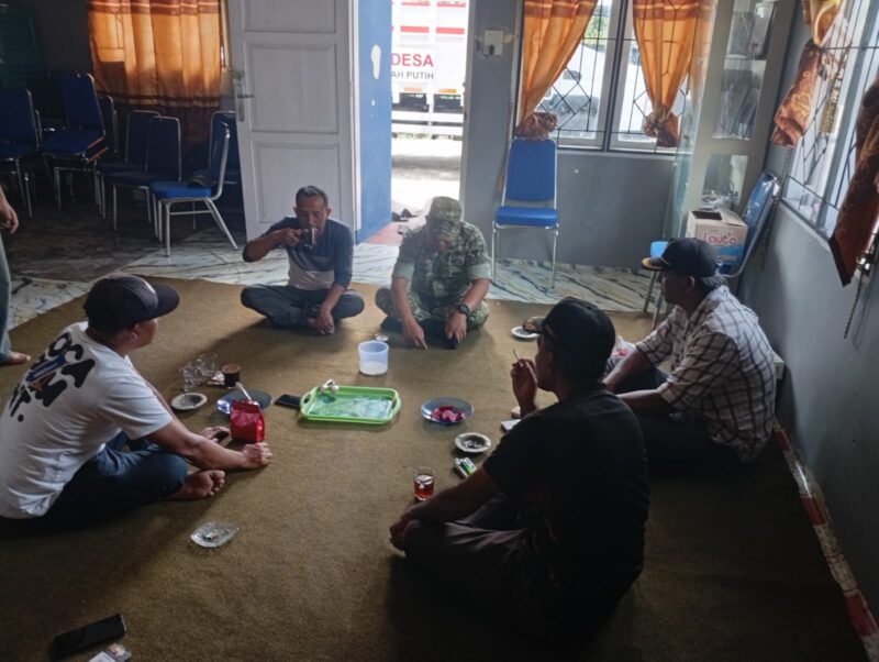 Babinsa Koramil 03/Pegasing Sertu Sukarsono melaksanakan Komsos bersama aparatur Kampung Tebes Lues, Selasa (27/10/206).dok:Ist