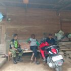 Babinsa Koramil 09/Ketol, Sertu Supriatna, melaksanakan komsos bersama masyarakat, Selasa (27/10/2026).dok:Ist