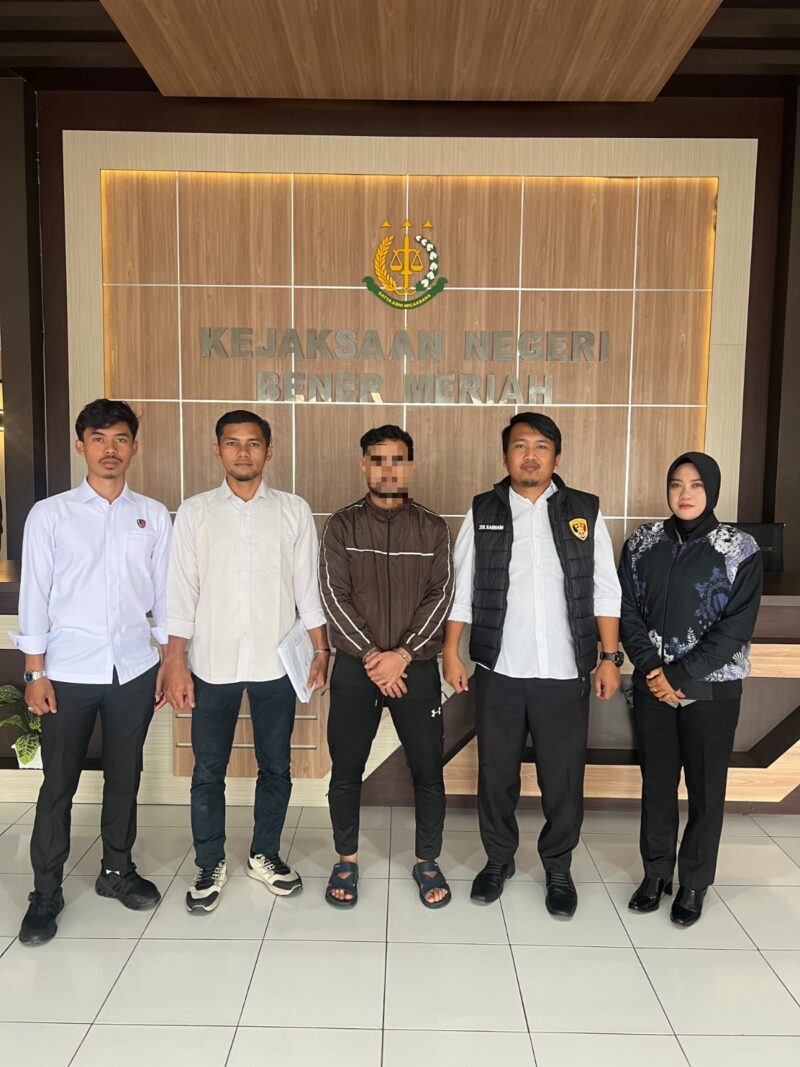 Penyidik Satreskrim Polres Bener Meriah menyerahkan tersangka dan barang bukti perkara dugaan pencurian kepada Jaksa Penuntut Umum di Kantor Kejaksaan Negeri Bener Meriah, Rabu (28/10/2026).dok:Ist