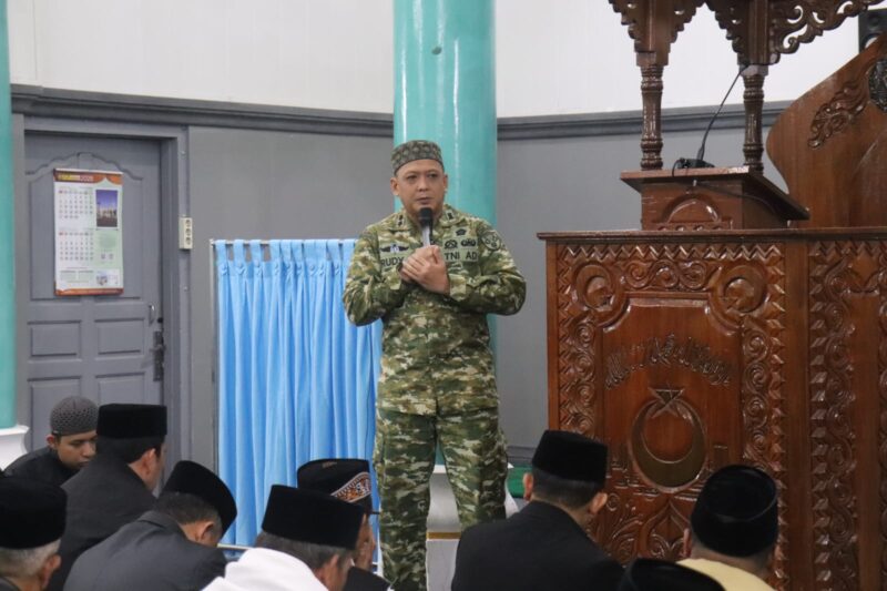 Dandim 0106/Aceh Tengah Letkol Czi Rudy Haryanto menyampaikan sambutan saat kegiatan Safari Subuh Forkopimda di Masjid Besar Al Abrar, Rabu (28/10/2026).dok:Ist
