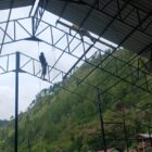 Pekerja melanjutkan pembangunan KDKMP Desa Gunung Suku, dengan progres mencapai 92,55 persen, Rabu (28/10/2026).dok:Ist
