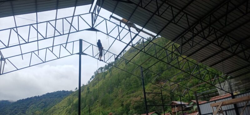 Pekerja melanjutkan pembangunan KDKMP Desa Gunung Suku, dengan progres mencapai 92,55 persen, Rabu (28/10/2026).dok:Ist