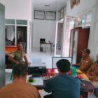 Babinsa Koramil 08/SN, Koptu Zaini Saputra, melaksanakan komsos bersama masyarakat, Rabu (28/10/2026).dok:Ist