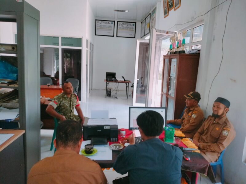 Babinsa Koramil 08/SN, Koptu Zaini Saputra, melaksanakan komsos bersama masyarakat, Rabu (28/10/2026).dok:Ist