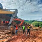 Babinsa Koramil 10/Celala, Sertu Mhd Asrul, memantau kondisi Jalan SKEP di Desa Blang Kekumur, Rabu (28/10/2026).dok:Ist