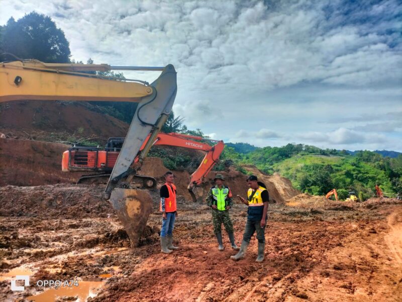 Babinsa Koramil 10/Celala, Sertu Mhd Asrul, memantau kondisi Jalan SKEP di Desa Blang Kekumur, Rabu (28/10/2026).dok:Ist
