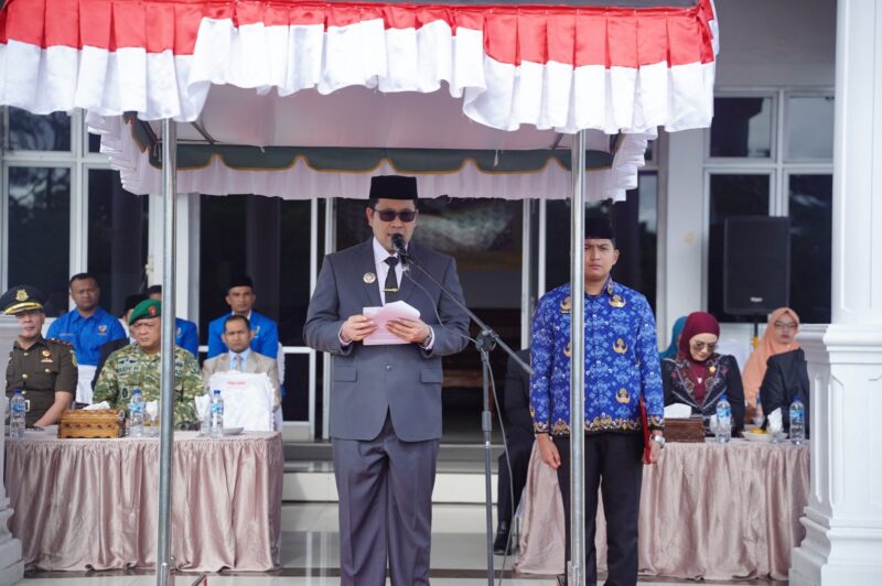 Bupati Aceh Tengah, Drs. Haili Yoga, M.Si., bertindak membacakan sambutan Menteri Pemuda dan Olahraga Republik Indonesia, Erick Thohir, dengan tema Patriotik, Gigih, Berempati : Pemuda untuk Indonesia, di Lapangan Setdakab Aceh Tengah, Rabu (28/10/2026) Foto:Doc, rizkan/Acehnow.com.