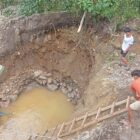 Pengerjaan pondasi awal pembangunan jembatan beton di Desa Kala Pegasing.Dok:Ist