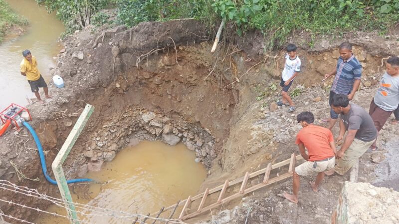 Pengerjaan pondasi awal pembangunan jembatan beton di Desa Kala Pegasing.Dok:Ist