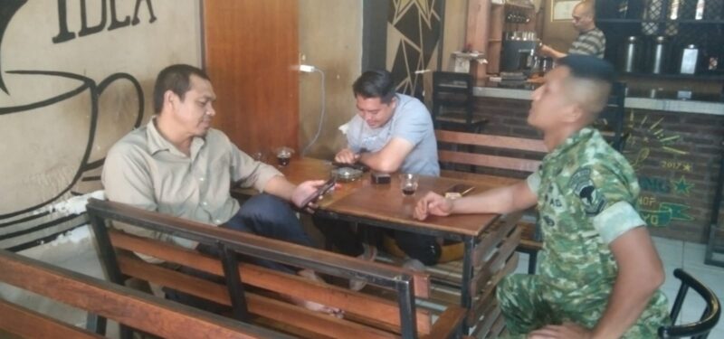 Serda Rustam, Babinsa Koramil 01/Lut Tawar, melaksanakan Komsos bersama warga Desa Bukit.Dok:Ist