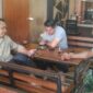 Serda Rustam, Babinsa Koramil 01/Lut Tawar, melaksanakan Komsos bersama warga Desa Bukit.Dok:Ist