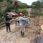 Pekerja melaksanakan perakitan besi untuk pembangunan jembatan beton di Dusun Suka Damai, Jumat (29/10/2026).dok:Ist