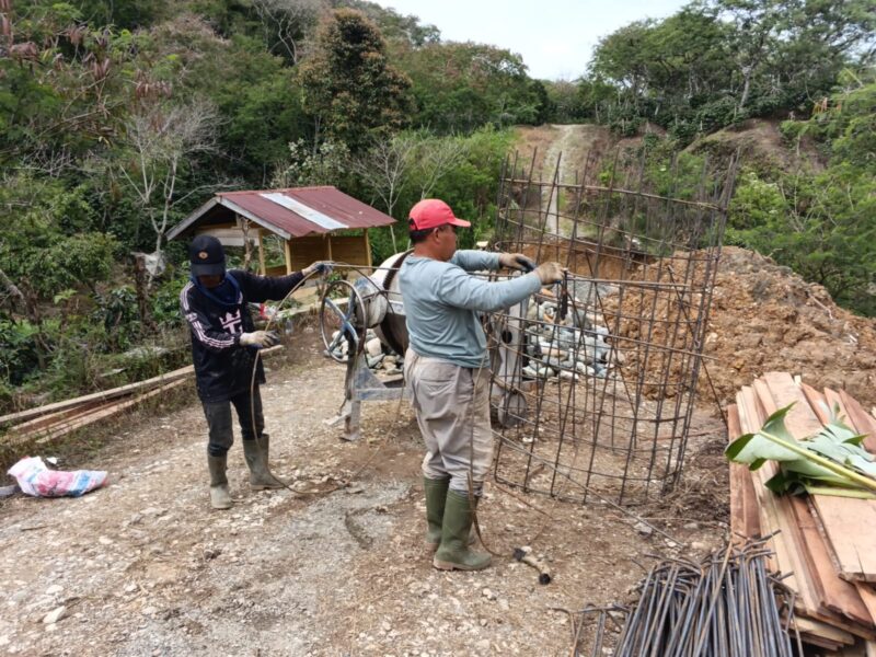 Pekerja melaksanakan perakitan besi untuk pembangunan jembatan beton di Dusun Suka Damai, Jumat (29/10/2026).dok:Ist