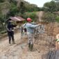 Pekerja melaksanakan perakitan besi untuk pembangunan jembatan beton di Dusun Suka Damai, Jumat (29/10/2026).dok:Ist