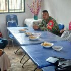 Sertu Misran melaksanakan Komsos bersama warga Desa Rawe, Jumat (30/10/2026).dok:Ist