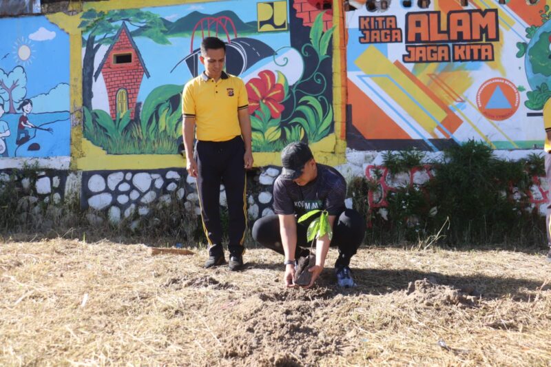 Dandim 0106/Aceh Tengah Letkol Czi Rudy Haryanto melaksanakan penanaman pohon di kawasan Lapangan Musara Alun, Jumat (30/10/2026).