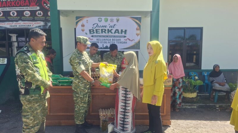 Personel Koramil 05/Linge menyerahkan paket sembako kepada warga dalam kegiatan Jumat Berkah,.Jumat (30/10/2026).dok:Ist