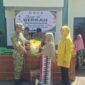 Personel Koramil 05/Linge menyerahkan paket sembako kepada warga dalam kegiatan Jumat Berkah,.Jumat (30/10/2026).dok:Ist