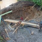 Pekerja melaksanakan pengikatan besi abutmen dalam pembangunan jembatan beton.Dok:Ist
