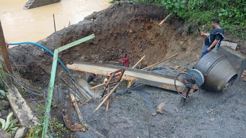 Pekerja melaksanakan pengikatan besi abutmen dalam pembangunan jembatan beton.Dok:Ist